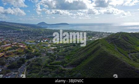 Vue aérienne de la ville et du littoral d'Honolulu. Une vue aérienne époustouflante d'Honolulu, Hawaï, mettant en valeur le paysage urbain de la ville, les collines verdoyantes et Banque D'Images