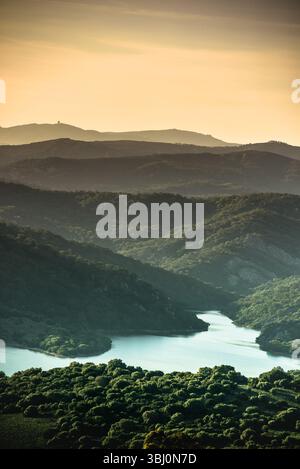 magnifique paysage de coucher de soleil dans la vallée de montagne avec rivière Banque D'Images
