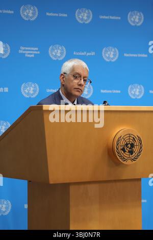New York, États-Unis. 11 juin 2025. NEW YORK, NEW YORK - 11 JUIN : Farhan Haq, porte-parole adjoint du Secrétaire général des Nations Unies Antonio Guterres, donne un point de presse au Siège des Nations Unies le 11 juin 2025, à New York. HAQ a répondu aux questions des journalistes sur les principaux enjeux mondiaux, les missions de maintien de la paix des Nations Unies et les initiatives diplomatiques en cours des secrétaires généraux. (Photo : Giada Papini Rampelotto/EuropaNewswire/Sipa USA). Crédit : Sipa USA/Alamy Live News Banque D'Images