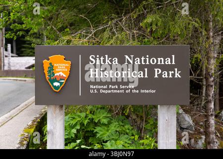 Le parc historique national de Sitka propose des visites guidées, des sentiers de randonnée le long de la côte de Sitka, des démonstrations et des informations historiques. Banque D'Images