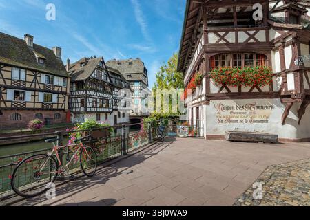 Vieilles maisons à colombages dans la petite France, un célèbre quartier de la petite Venise à Strasbourg, France Banque D'Images