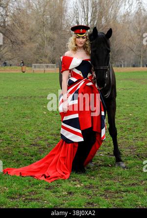 Jade Parfitt lors du lancement de Fashion for the Brave, un événement de collecte de fonds de grande envergure pour le Household Calvary Operational Casualties Fund et la British Forces Foundation à Hyde Park Barracks à Londres (Jade porte une robe de Corrie Nielsen et un collier en diamant Firebird d'une valeur de plus de 1 000 000 £) - 01 mars 2012 Banque D'Images