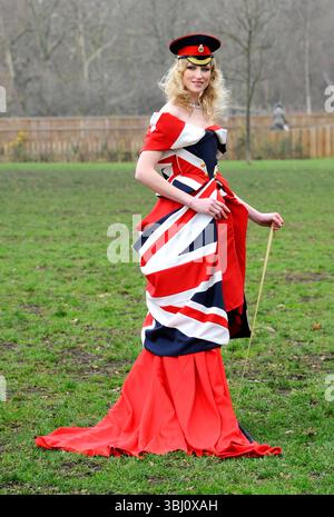 Jade Parfitt lors du lancement de Fashion for the Brave, un événement de collecte de fonds de grande envergure pour le Household Calvary Operational Casualties Fund et la British Forces Foundation à Hyde Park Barracks à Londres (Jade porte une robe de Corrie Nielsen et un collier en diamant Firebird d'une valeur de plus de 1 000 000 £) - 01 mars 2012 Banque D'Images