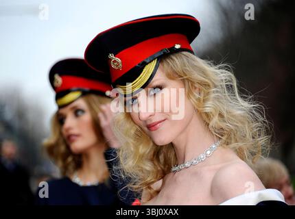 Jade Parfitt lors du lancement de Fashion for the Brave, un événement de collecte de fonds de grande envergure pour le Household Calvary Operational Casualties Fund et la British Forces Foundation à Hyde Park Barracks à Londres (Jade porte une robe de Corrie Nielsen et un collier en diamant Firebird d'une valeur de plus de 1 000 000 £) - 01 mars 2012 Banque D'Images
