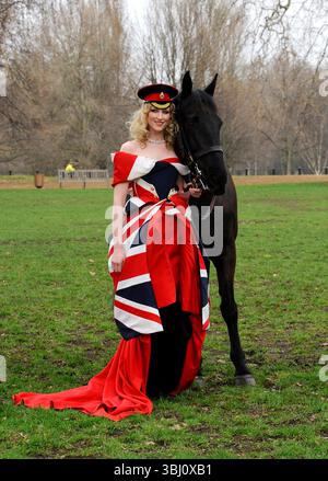 Jade Parfitt lors du lancement de Fashion for the Brave, un événement de collecte de fonds de grande envergure pour le Household Calvary Operational Casualties Fund et la British Forces Foundation à Hyde Park Barracks à Londres (Jade porte une robe de Corrie Nielsen et un collier en diamant Firebird d'une valeur de plus de 1 000 000 £) - 01 mars 2012 Banque D'Images