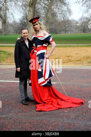 Jade Parfitt lors du lancement de Fashion for the Brave, un événement de collecte de fonds de grande envergure pour le Household Calvary Operational Casualties Fund et la British Forces Foundation à Hyde Park Barracks à Londres (Jade porte une robe de Corrie Nielsen et un collier en diamant Firebird d'une valeur de plus de 1 000 000 £) - 01 mars 2012 Banque D'Images