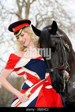 Jade Parfitt lors du lancement de Fashion for the Brave, un événement de collecte de fonds de grande envergure pour le Household Calvary Operational Casualties Fund et la British Forces Foundation à Hyde Park Barracks à Londres (Jade porte une robe de Corrie Nielsen et un collier en diamant Firebird d'une valeur de plus de 1 000 000 £) - 01 mars 2012 Banque D'Images