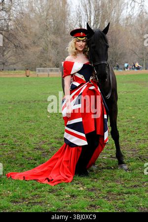 Jade Parfitt lors du lancement de Fashion for the Brave, un événement de collecte de fonds de grande envergure pour le Household Calvary Operational Casualties Fund et la British Forces Foundation à Hyde Park Barracks à Londres (Jade porte une robe de Corrie Nielsen et un collier en diamant Firebird d'une valeur de plus de 1 000 000 £) - 01 mars 2012 Banque D'Images