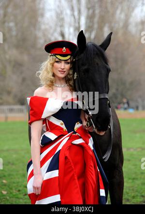 Jade Parfitt lors du lancement de Fashion for the Brave, un événement de collecte de fonds de grande envergure pour le Household Calvary Operational Casualties Fund et la British Forces Foundation à Hyde Park Barracks à Londres (Jade porte une robe de Corrie Nielsen et un collier en diamant Firebird d'une valeur de plus de 1 000 000 £) - 01 mars 2012 Banque D'Images