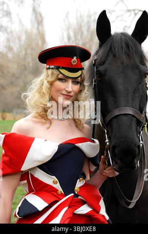 Jade Parfitt lors du lancement de Fashion for the Brave, un événement de collecte de fonds de grande envergure pour le Household Calvary Operational Casualties Fund et la British Forces Foundation à Hyde Park Barracks à Londres (Jade porte une robe de Corrie Nielsen et un collier en diamant Firebird d'une valeur de plus de 1 000 000 £) - 01 mars 2012 Banque D'Images