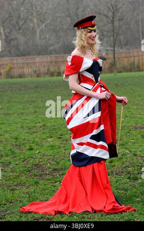 Jade Parfitt lors du lancement de Fashion for the Brave, un événement de collecte de fonds de grande envergure pour le Household Calvary Operational Casualties Fund et la British Forces Foundation à Hyde Park Barracks à Londres (Jade porte une robe de Corrie Nielsen et un collier en diamant Firebird d'une valeur de plus de 1 000 000 £) - 01 mars 2012 Banque D'Images