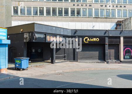 FIR Vale Road, Bournemouth, Royaume-Uni - 4 juin 2025 : la discothèque Cameo est fermée pendant la journée. Banque D'Images