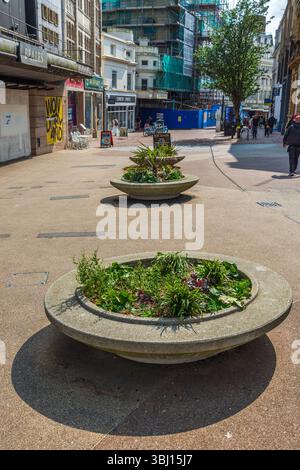 Old Christchurch Rd, Bournemouth, Royaume-Uni - 4 juin 2025 : pots de plantes dans la rue. Banque D'Images