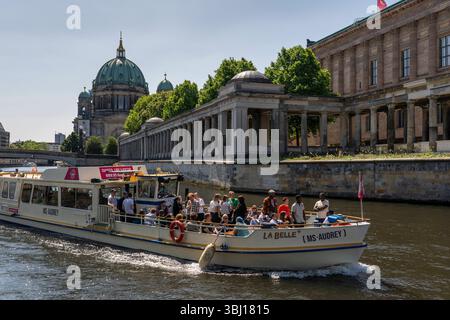 DAS Fahrgastschiff MS Audrey unterwegs auf der Spree in Berlin-Mitte. IM Hintergrund der Berliner Dom, Rechts die Kolonnaden vor der Alten Nationalgalerie auf der Museumsinsel. *** Le navire à passagers MS Audrey sur la Spree à Berlin Mitte en arrière-plan la cathédrale de Berlin, à droite les colonnades devant la vieille galerie nationale sur l'île aux musées Banque D'Images