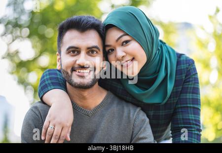 Portrait d'un couple musulman heureux s'embrassant dans la ville Banque D'Images