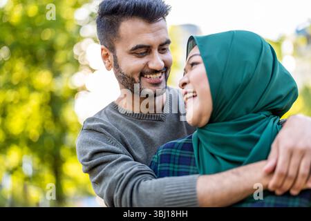 Portrait d'un couple musulman heureux s'embrassant dans la ville Banque D'Images