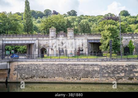 Viaduc ferroviaire à l'ouest de la station thermale de Bath, le viaduc St James où les arches avaient historiquement de nombreuses utilisations, y compris une morgue. Banque D'Images