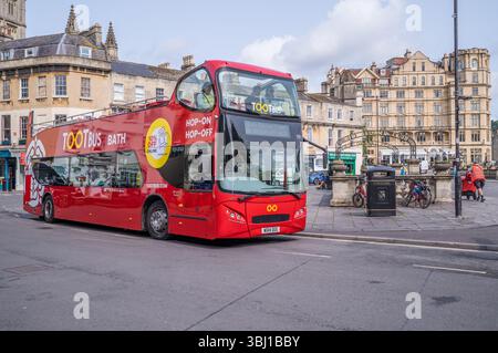 Bus touristique rouge à Bath, Somerset Banque D'Images