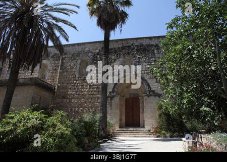 Entrée à l'époque des croisés du XIIe siècle Sainte Marie de la Résurrection Abbaye, à Abu Ghosh identifié comme ancienne Kiryat Yearim près de Jérusalem. Banque D'Images