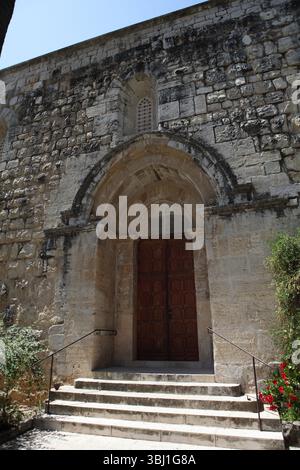 Entrée à l'époque des croisés du XIIe siècle Sainte Marie de la Résurrection Abbaye, à Abu Ghosh identifié comme ancienne Kiryat Yearim près de Jérusalem. Banque D'Images