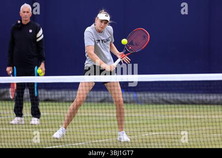 12 juin 2025 ; Championnats HSBC, Queen's Club, West Kensington, Londres, Angleterre : HSBC Womens Championships Queens Club, jour 4 ; Elena Rybakina s'entraîne en avance sur son match Banque D'Images