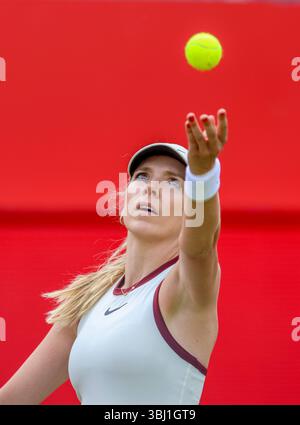 12 juin 2025 ; Championnats HSBC, Queen's Club, West Kensington, Londres, Angleterre : HSBC Womens Championships Queens Club, jour 4 ; Katie Boulter (GBR) sert à Diana Shnaider Banque D'Images