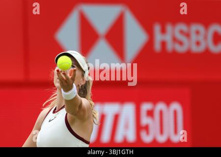 12 juin 2025 ; Championnats HSBC, Queen's Club, West Kensington, Londres, Angleterre : HSBC Womens Championships Queens Club, jour 4 ; Katie Boulter (GBR) sert à Diana Shnaider Banque D'Images