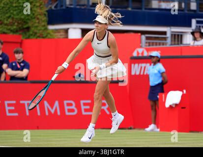 12 juin 2025 ; Championnats HSBC, Queen's Club, West Kensington, Londres, Angleterre : HSBC Womens Championships Queens Club, jour 4 ; Katie Boulter (GBR) sert à Diana Shnaider Banque D'Images