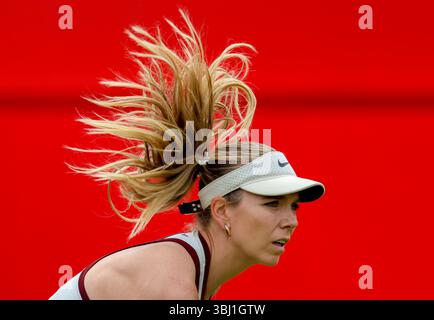 12 juin 2025 ; Championnats HSBC, Queen's Club, West Kensington, Londres, Angleterre : HSBC Womens Championships Queens Club, jour 4 ; Katie Boulter (GBR) sert à Diana Shnaider Banque D'Images