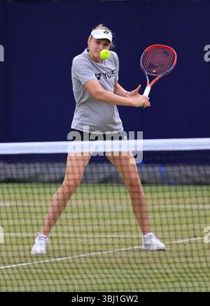 12 juin 2025 ; Championnats HSBC, Queen's Club, West Kensington, Londres, Angleterre : HSBC Womens Championships Queens Club, jour 4 ; Elena Rybakina s'entraîne en avance sur son match Banque D'Images