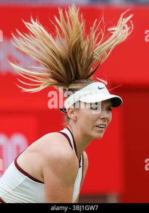 12 juin 2025 ; Championnats HSBC, Queen's Club, West Kensington, Londres, Angleterre : HSBC Womens Championships Queens Club, jour 4 ; Katie Boulter (GBR) sert à Diana Shnaider Banque D'Images