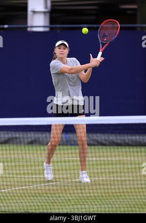 12 juin 2025 ; Championnats HSBC, Queen's Club, West Kensington, Londres, Angleterre : HSBC Womens Championships Queens Club, jour 4 ; Elena Rybakina s'entraîne en avance sur son match Banque D'Images