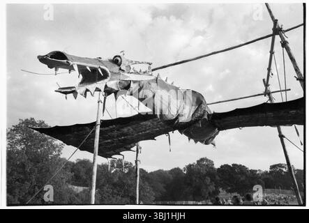 PAPER DRAGON SCULTURE, GREEN FIELD, GLASTONBURY 1994 : une sculpture de dragon en papier au Green Field au Glastonbury Festival, Pilton, Angleterre, juin 24-26 1994. Photographie : ROB WATKINS Banque D'Images