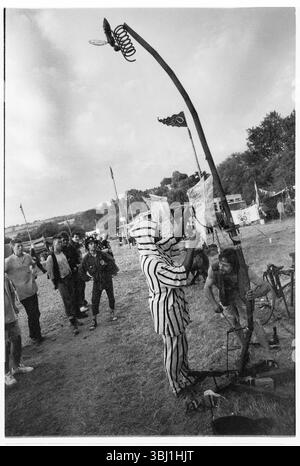 METAL ART, STALLS, GREEN FIELD, GLASTONBURY 1994 : Mechanical art scultures in the Green Field at Glastonbury Festival, Pilton, Angleterre, juin 24-26 1994. Photographie : ROB WATKINS Banque D'Images
