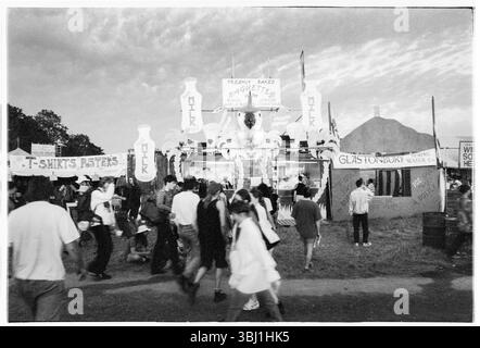 STALLS, GREEN FIELD, GLASTONBURY 1994 : stands vendant du lait frais, des cigarettes, des t-shirts et des affiches au Green Field au Glastonbury Festival, Pilton, Angleterre, juin 24-26 1994. Photographie : ROB WATKINS Banque D'Images
