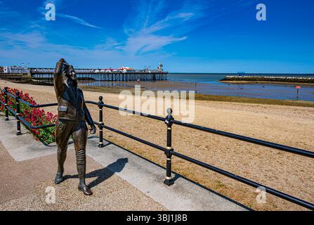 La statue de bronze grandeur nature de l'aviatrice Amy Johnson sur le front de mer de Herne Bay Banque D'Images