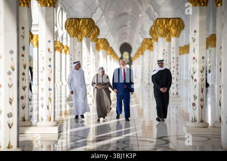 Le président Donald Trump visite la Grande Mosquée Cheikh Zayed, jeudi 15 mai 2025, à Abu Dhabi, Émirats arabes Unis. Banque D'Images