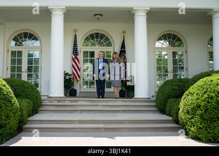 Le président Donald Trump et la première dame Melania Trump arrivent à la roseraie de la Maison Blanche pour une cérémonie de signature de projet de loi pour la loi Take It Down, lundi Banque D'Images