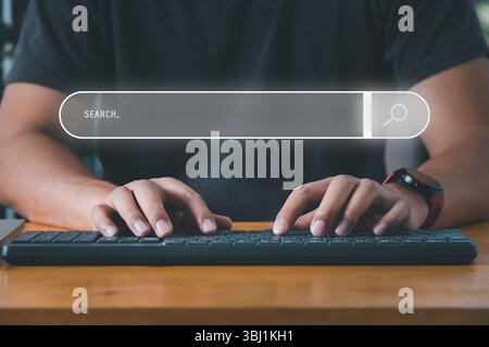 Les mains de l'homme utilisent un clavier d'ordinateur pour rechercher des informations via le moteur de recherche de données volumineuses. Technologie de recherche de données optimisation du moteur de recherche. Banque D'Images
