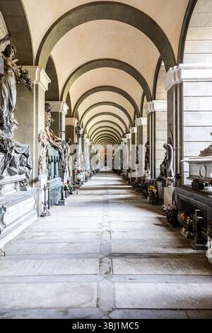 Gênes, Italie - 17 août 2024 : perspective du couloir du cimetière de Staglieno Banque D'Images