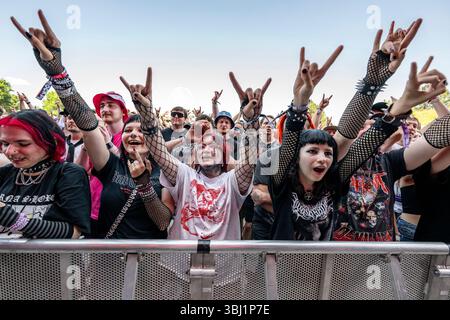 Hradec Kralove, République tchèque. 12 juin 2025. Le festival de musique Rock for People à Hradec Kralove, République tchèque, le 12 juin 2025. Fans du groupe américain Eagles du Death Metal. Crédit : David Tanecek/CTK photo/Alamy Live News Banque D'Images