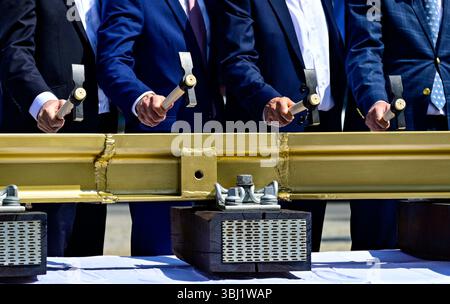 Prague, République tchèque. 12 juin 2025. Cérémonie d'ouverture de la construction du Musée de la ligne de tramway dans la partie supérieure de la place Venceslas de Prague le 12 juin 2025, pour ramener les lignes de tramway dans sa partie supérieure où elles fonctionnaient dans le passé, pour reconstruire le site et réparer les voies dans les rues adjacentes. Crédit : Roman Vondrous/CTK photo/Alamy Live News Banque D'Images