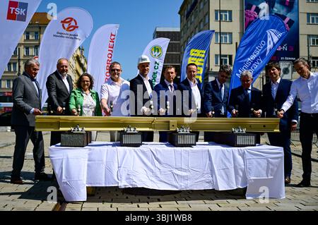 Prague, République tchèque. 12 juin 2025. Cérémonie d'ouverture de la construction du Musée de la ligne de tramway dans la partie supérieure de la place Venceslas de Prague le 12 juin 2025, pour ramener les lignes de tramway dans sa partie supérieure où elles fonctionnaient dans le passé, pour reconstruire le site et réparer les voies dans les rues adjacentes. Sur la photo se trouvent le maire de Prague Bohuslav Svoboda (à gauche), le maire de Prague 1 Terezie Radomerska (3ème à partir de la gauche) et son adjoint au maire de Prague Zdenek Hrib (portant un casque Pirates). Crédit : Roman Vondrous/CTK photo/Alamy Live News Banque D'Images
