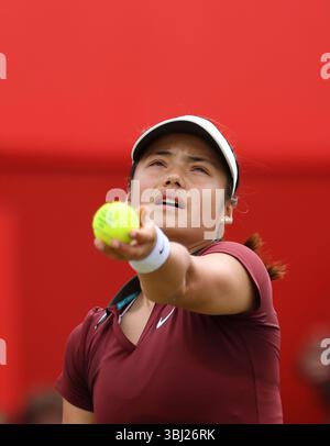 12 juin 2025 ; Championnats HSBC, Queen's Club, West Kensington, Londres, Angleterre : HSBC Womens Championships Queens Club, jour 4 ; Emma Raducanu (GBR) sert à Rebecca Sramkova (SLO) Banque D'Images