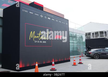 Montréal, Québec, Canada – 12 juin 2025 : affichage officiel de la 10e manche du Grand Prix du Canada 2025 de formule 1 à l’extérieur du paddock du circuit Gilles-Villeneuve. Banque D'Images