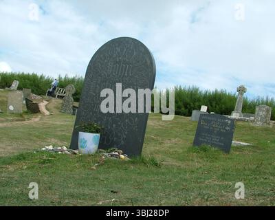 La tombe et la pierre tombale du poète lauréat Sir John Betjeman dans le cimetière de l'église at nouveaux Enodoc sur la rive de la rivière Camel dans North Cornwall.Carved Banque D'Images