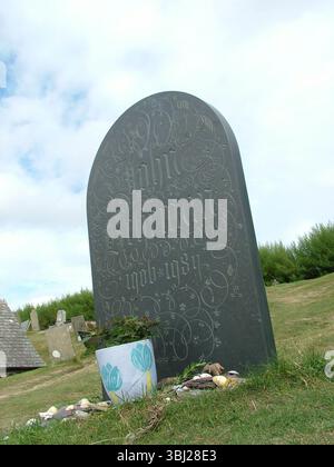 La tombe et la pierre tombale du poète lauréat Sir John Betjeman dans le cimetière de l'église at nouveaux Enodoc sur la rive de la rivière Camel dans North Cornwall.Carved Banque D'Images