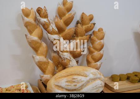 Pains sur l'étagère dans le marché ou la boulangerie. Photo de haute qualité Banque D'Images