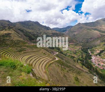 Pisac est un complexe archéologique, l'un des plus importants et visités de la Vallée sacrée des Incas, à Cusco, au Pérou Banque D'Images