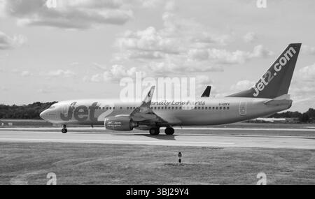 Un avion Jet2 sur la piste, à l'aéroport international de Manchester, Royaume-Uni, Europe. Banque D'Images